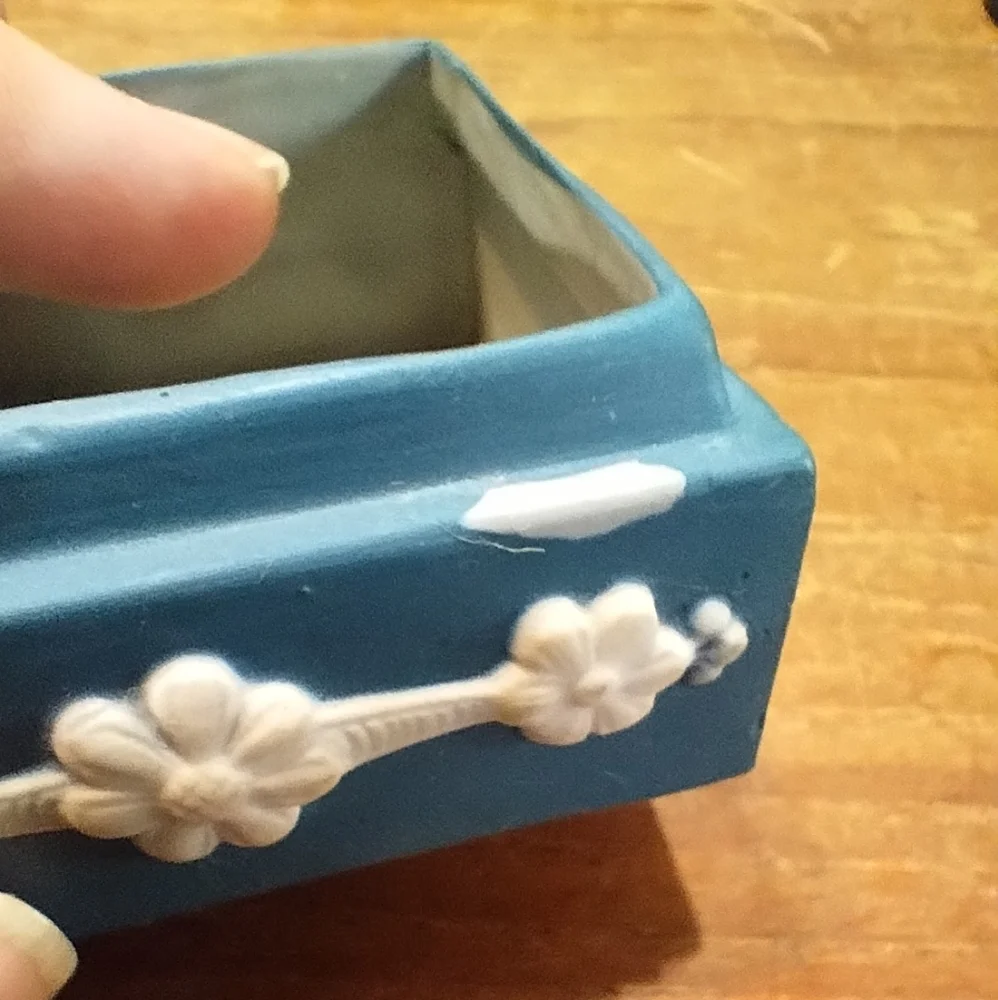 Wedgewood Style Trinket Box, Ceramic, Blue & White, Cameo on Lid - Picture 5 of 9